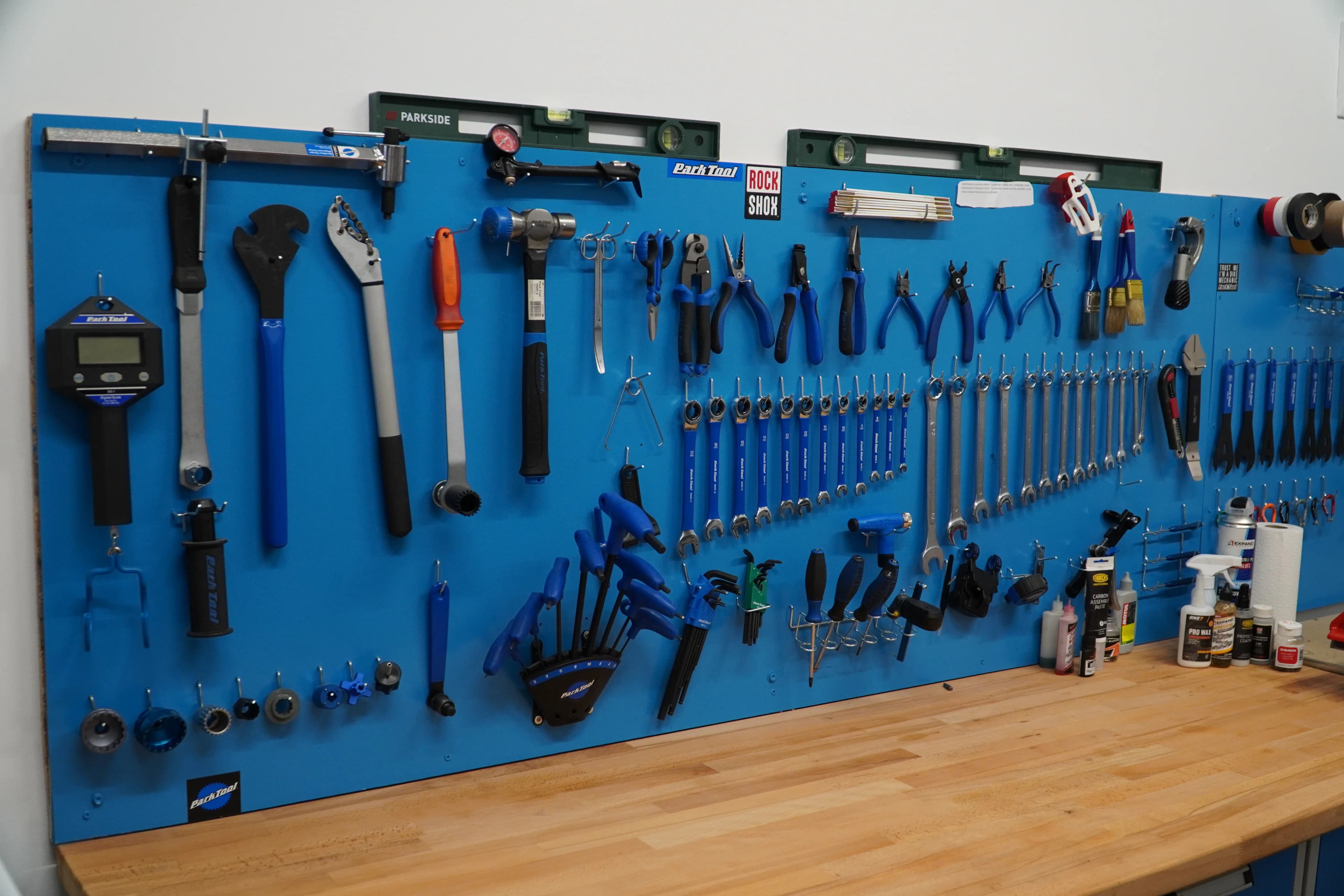 Tło z narzędziami w serwisie ZBR ROWERY